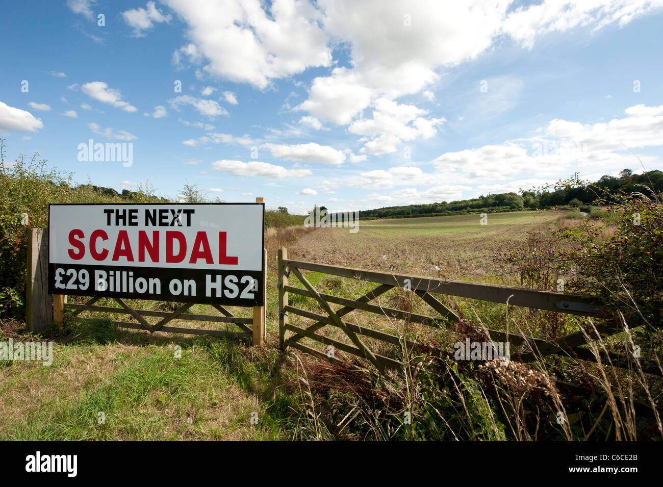 Tren de alta velocidad de 2 Escándalo sign (HS2) en un campo en Buckinghamshire Foto de stock