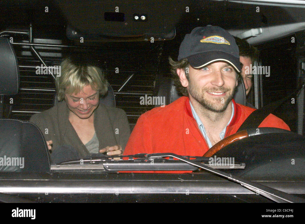 Bradley Cooper y Renee Zellweger novia dejando Nobu restaurante con amigos  después de la cena, Malibú, California Fotografía de stock - Alamy