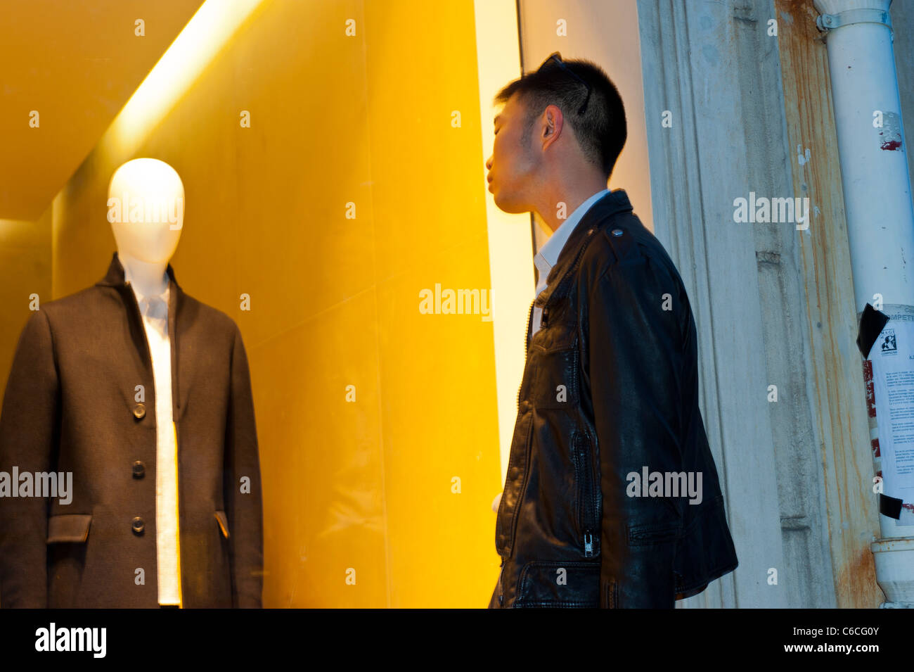 París, Francia, el hombre chino de escaparates, buscando marcas de moda de  lujo, tienda de ropa para hombres, (Ave. Montaigne Fotografía de stock -  Alamy