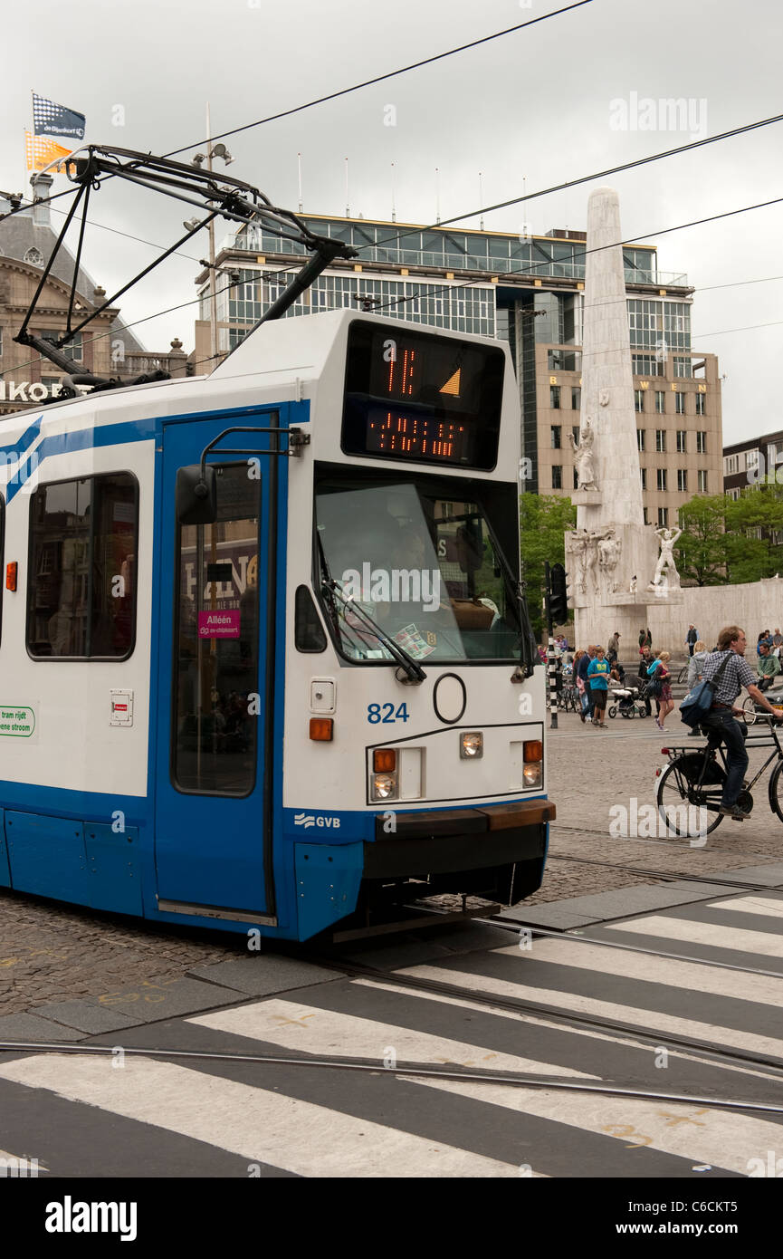 El tranvía de peatones y bicicletas en Amsterdam Holanda Holanda Europa Foto de stock