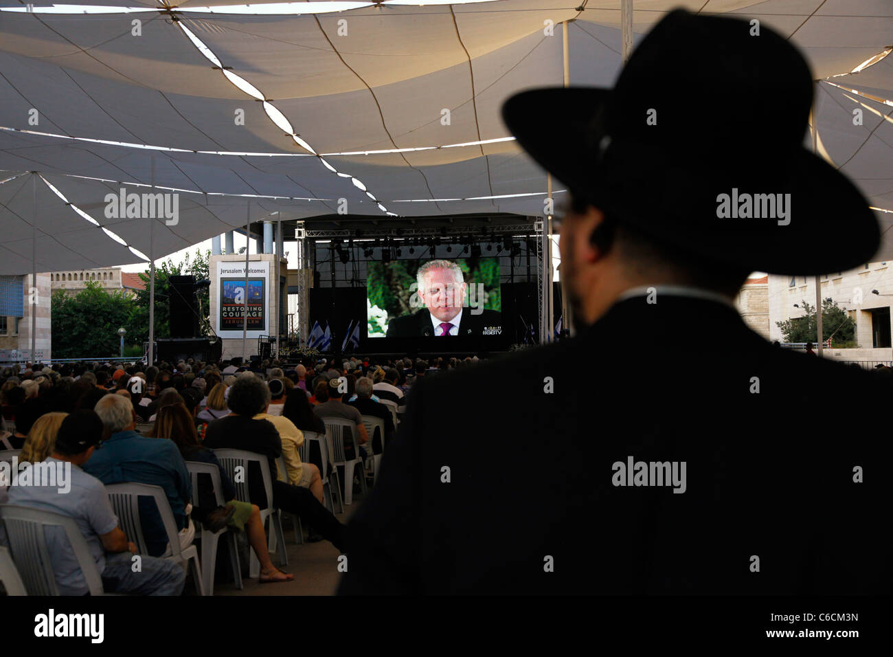 Los partidarios de la personalidad de la radio estadounidense Glenn Beck mirándolo en vivo en pantalla en Safra Plaza delante del Ayuntamiento de Jerusalén ISRAEL Foto de stock