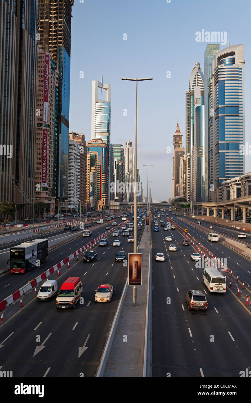 Los Emiratos Árabes Unidos, Dubai, Sheikh Zayed Road, el tráfico y los nuevos edificios en altura a lo largo de Dubai la carretera principal Foto de stock