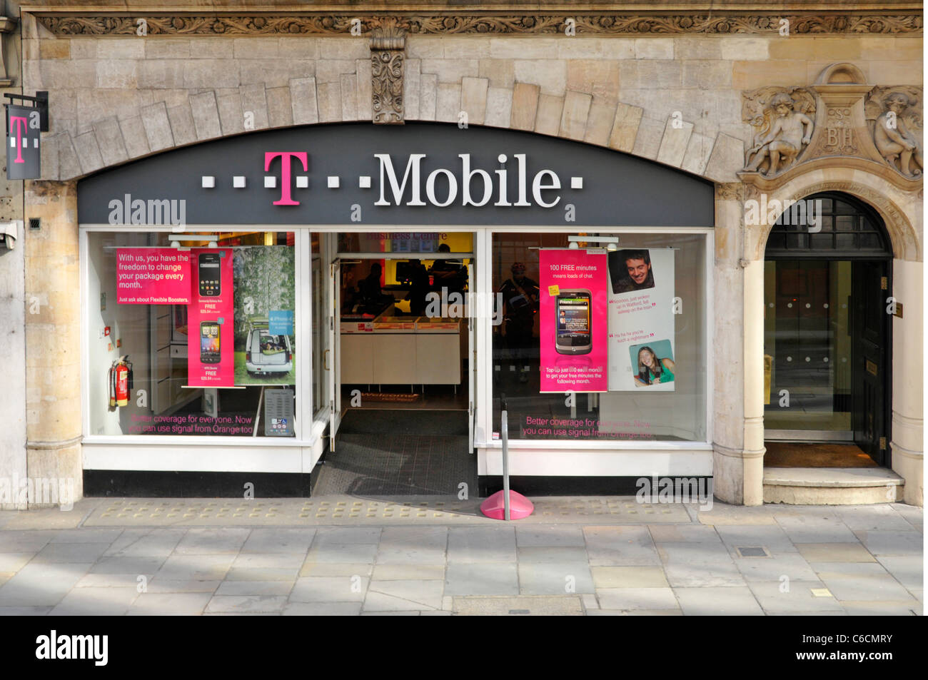 Frente de T Mobile shop incorpora un completo centro de negocios ubicado en la ciudad de Fleet Street de Londres, Inglaterra Foto de stock