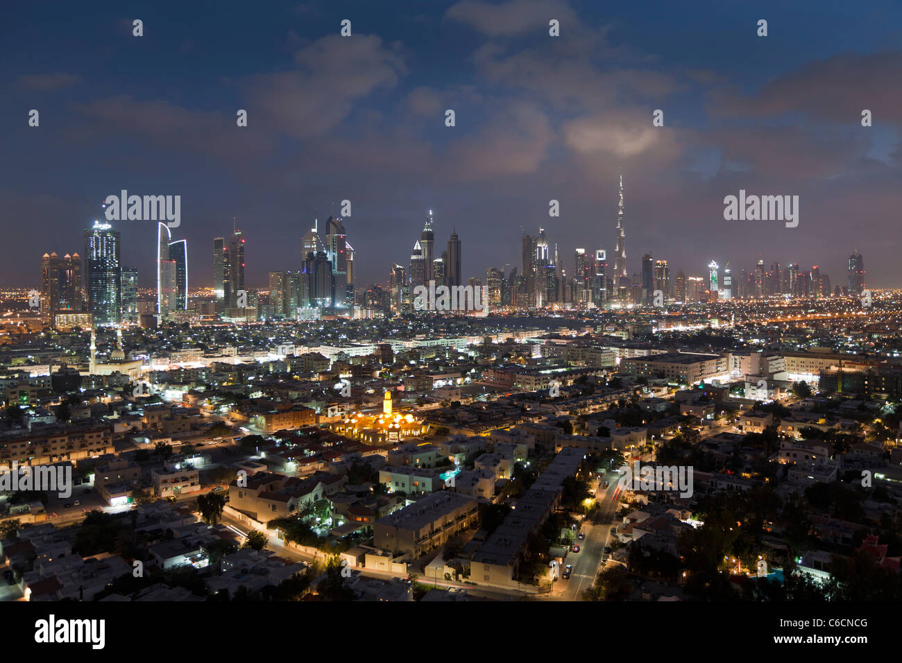 Vista elevada del nuevo horizonte de Dubai incluido el Burj Khalifa en Sheikh Zayed Road, Dubai, Emiratos Árabes Unidos. Foto de stock