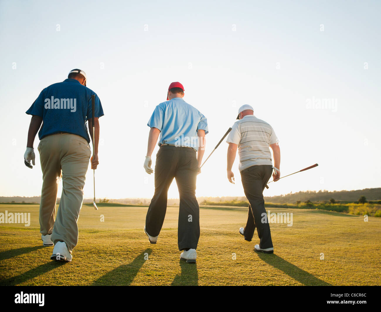 Los golfistas caminar juntos por el campo de golf Foto de stock