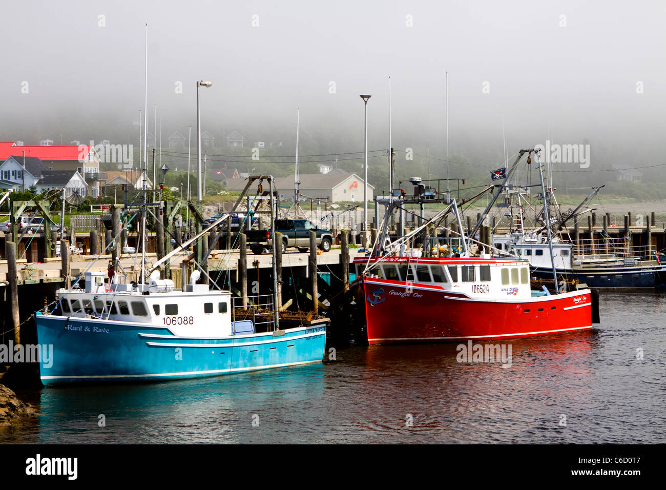 La marea baja en la tierra, el alma, la Bahía de Fundy, langosta barcos sentado en el lecho marino Foto de stock