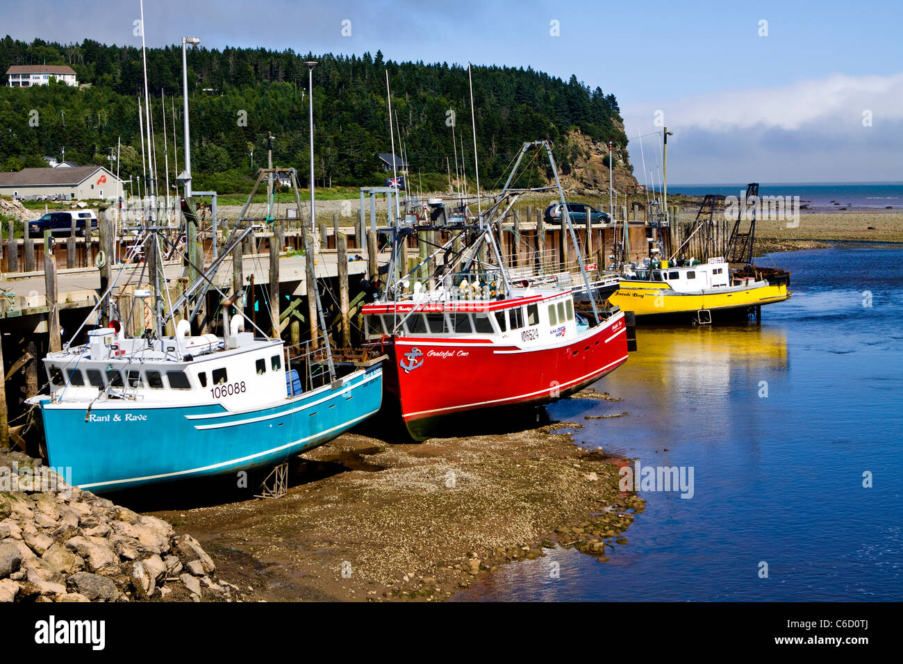 La marea baja en la tierra, el alma, la Bahía de Fundy, langosta barcos sentado en el lecho marino Foto de stock
