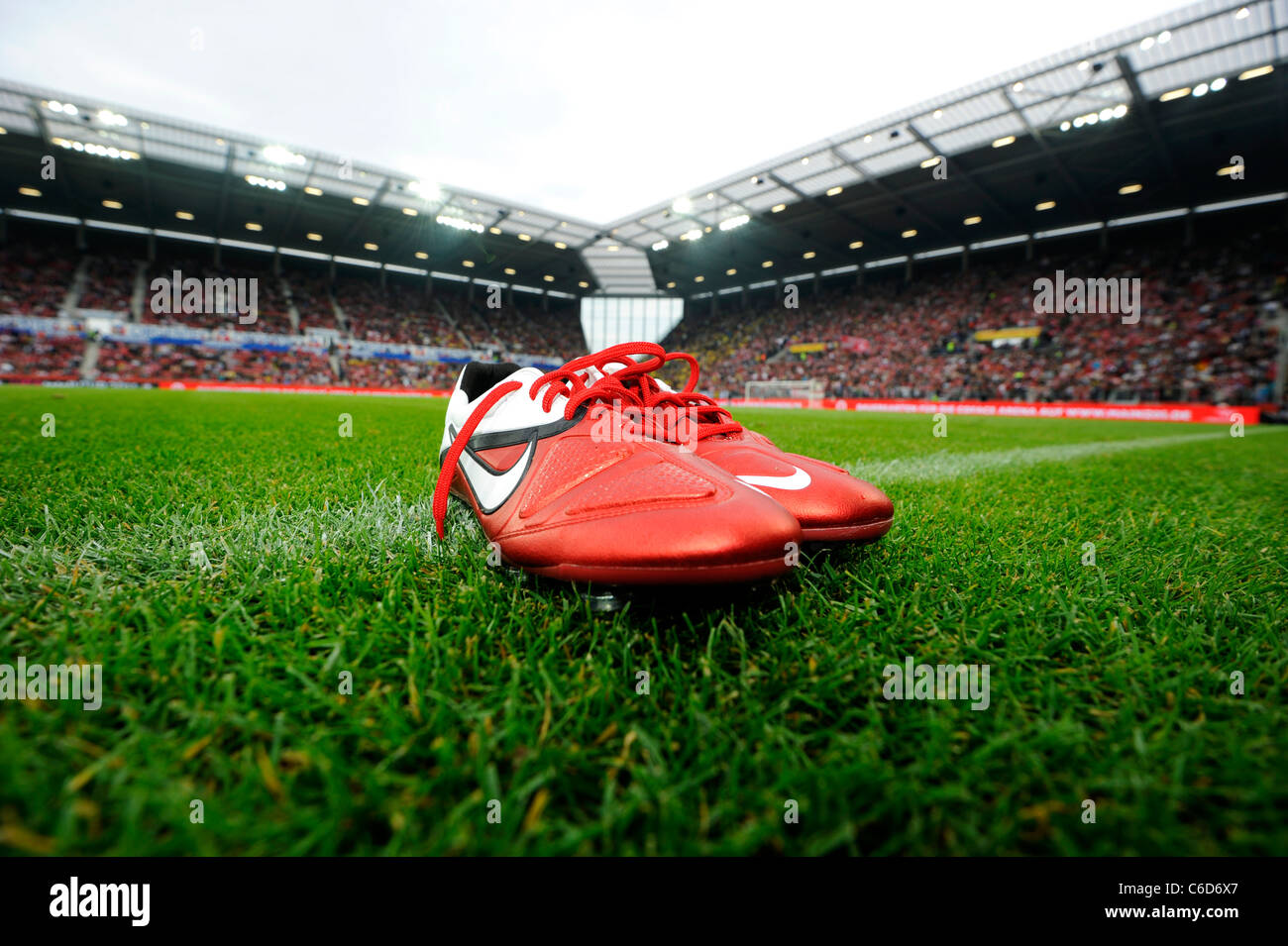 Par de zapatos de fútbol Nike roja sobre la línea blanca de un campo de  fútbol Fotografía de stock - Alamy