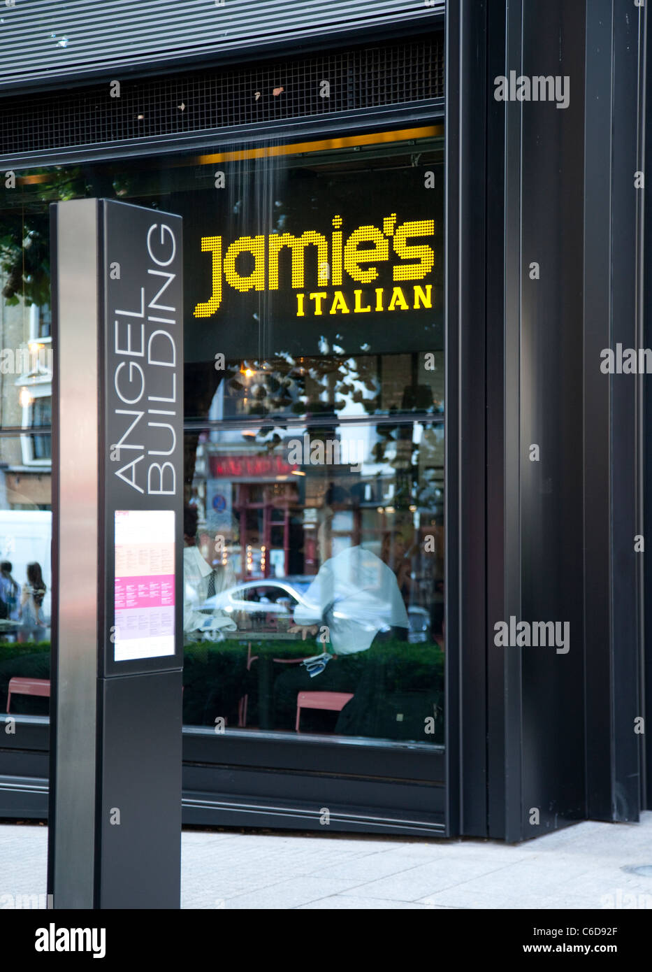 Jamie's Italian restaurant (Jamie Oliver) abre en Islington, Londres Foto de stock