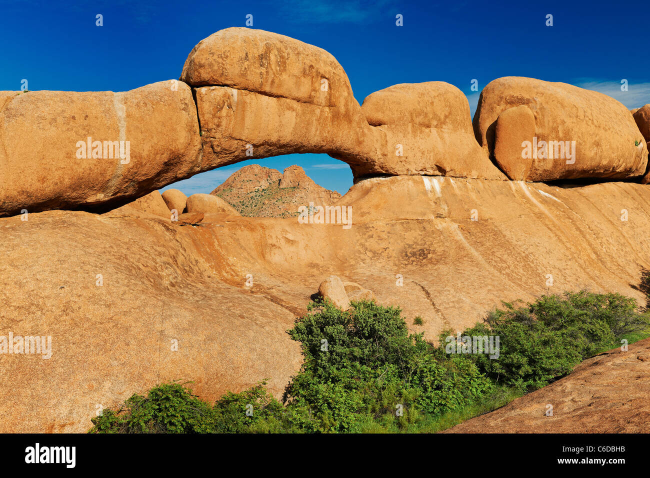 El arco en Spitzkoppe, paisaje de montaña de rocas de granito, Cervino de Namibia, Namibia, África Foto de stock