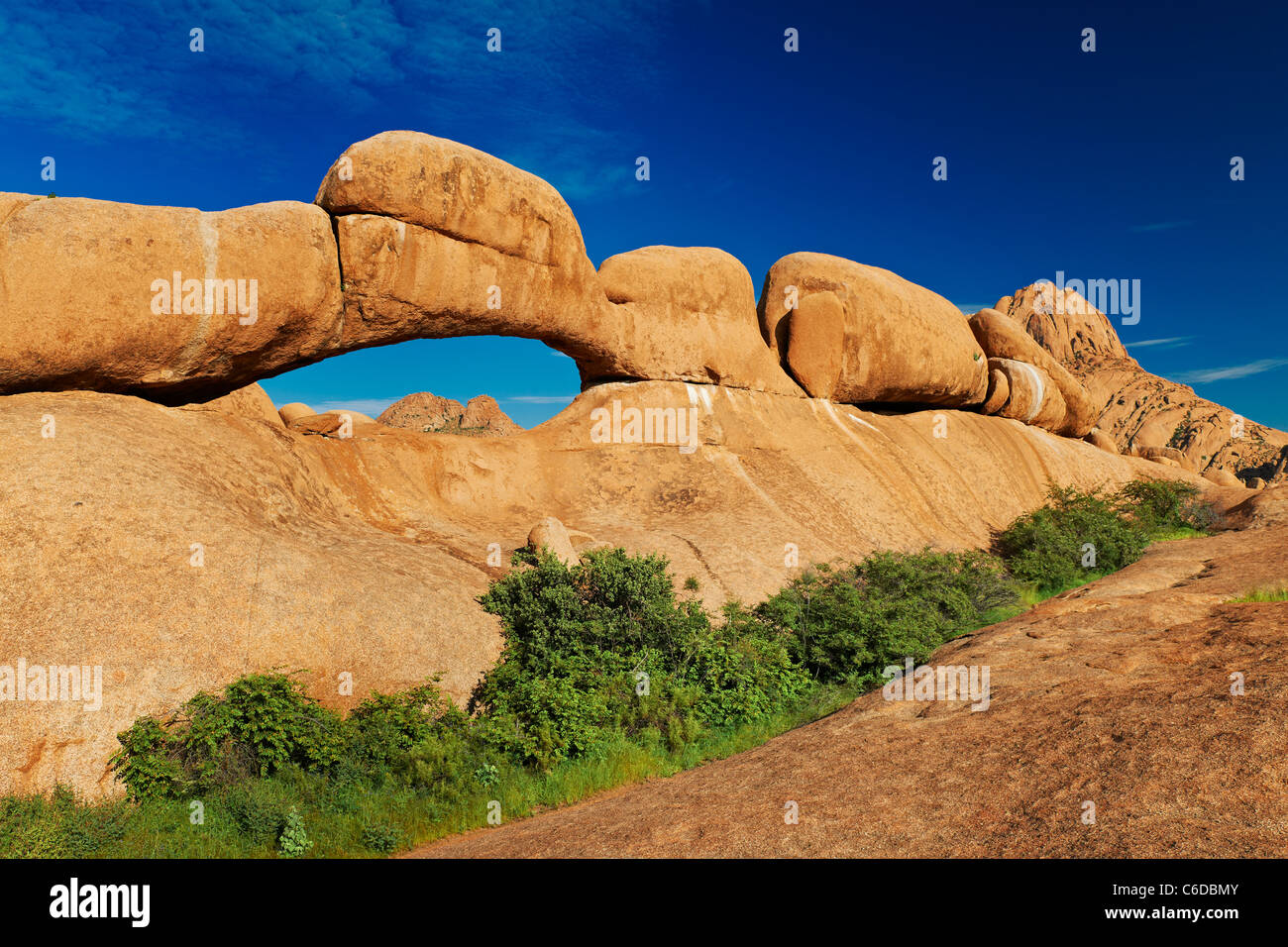 El arco en Spitzkoppe, paisaje de montaña de rocas de granito, Cervino de Namibia, Namibia, África Foto de stock