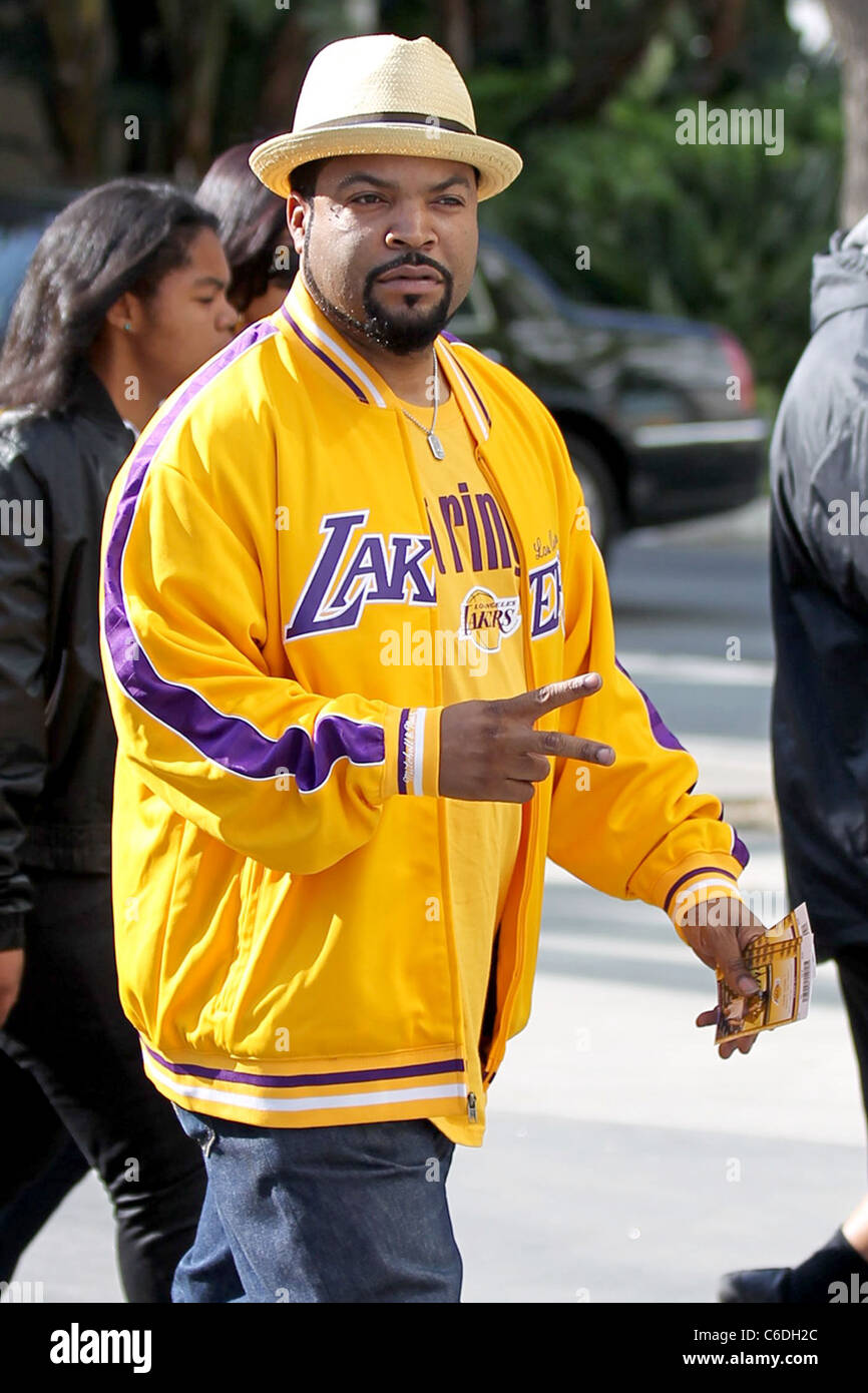 Ice Cube celebridades que llegan en el Staples Center para ver Los Angeles  Lakers vs. Boston Celtics el juego 1 de la NBA Fotografía de stock - Alamy