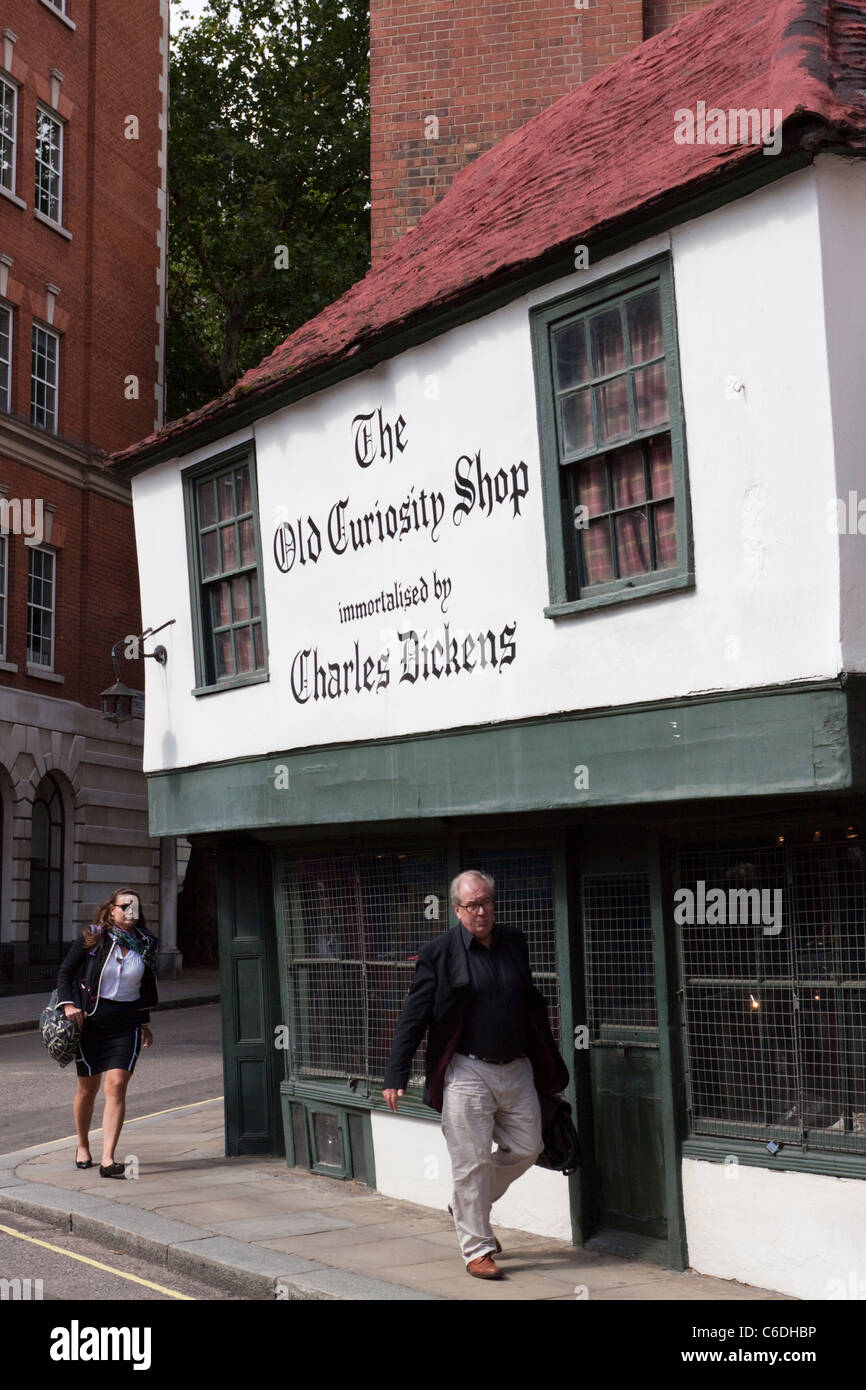 La Vieja Tienda de Curiosidades, hecho famoso por Charles Dickens, Portsmouth, Holborn Street, Londres, Inglaterra, Reino Unido. Foto de stock