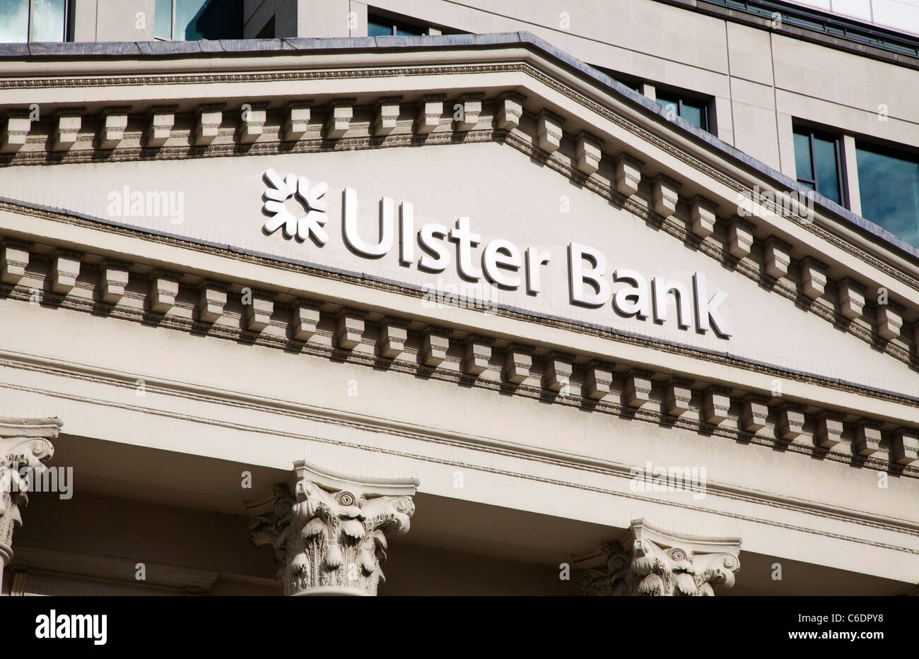 Ulster Bank firmar en Belfast el pórtico Foto de stock