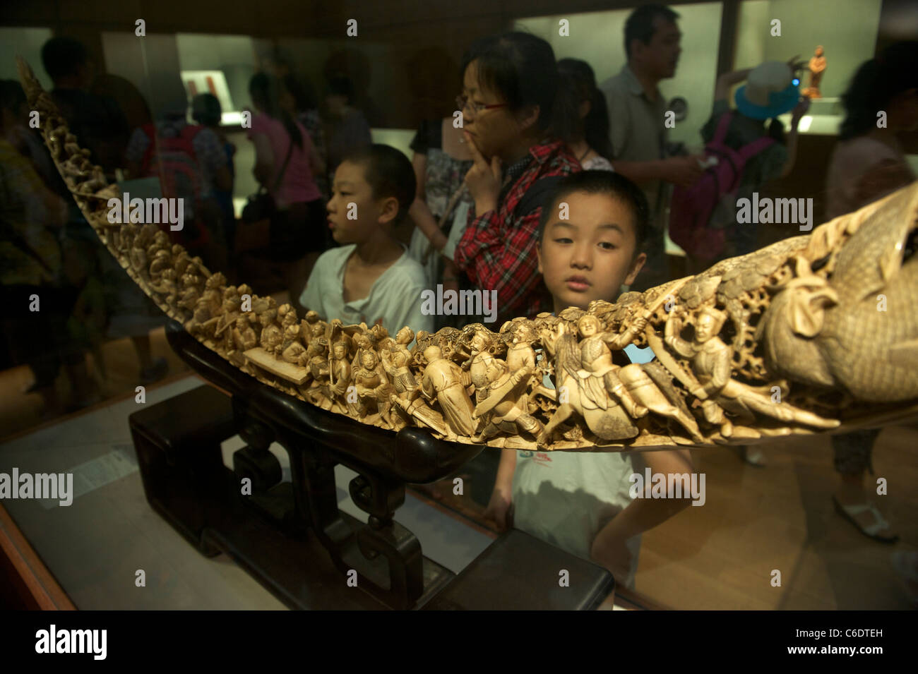 Colmillo de marfil expuestos en el Museo de Suzhou, Jiangsu, China.12-Aug-2011 Foto de stock
