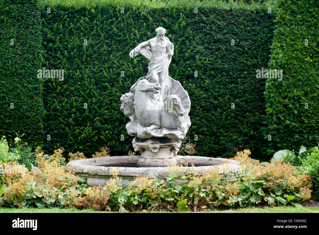 Jardín ornamental característica del agua en los terrenos de Renishaw Hall, el hogar de la familia Sitwell, cerca de Sheffield, Inglaterra, Reino Unido. Foto de stock