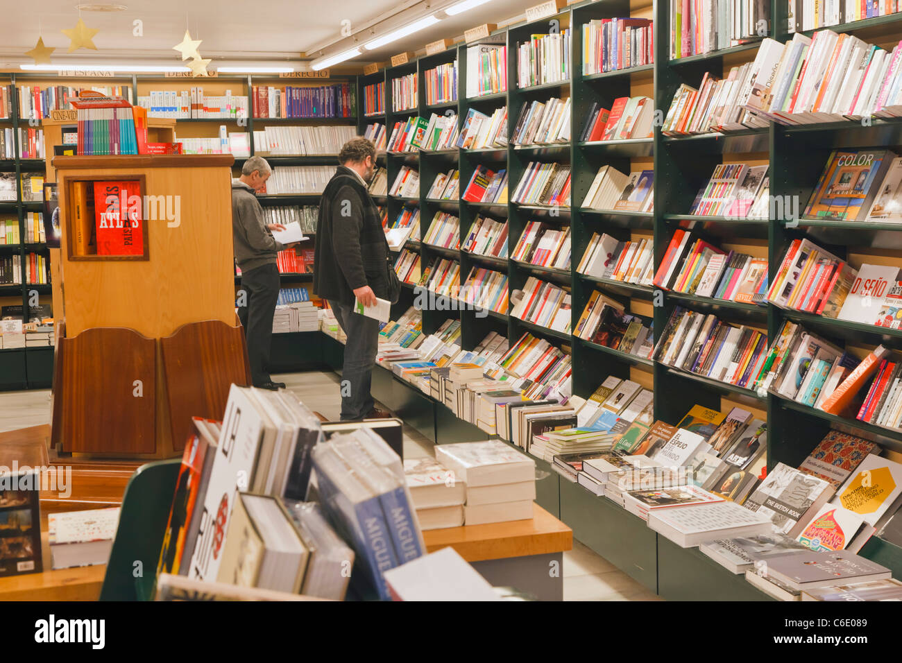 Interior de una Librería Española. Libreria Teseo, Fuengirola, Málaga,  Costa del Sol, España Fotografía de stock - Alamy