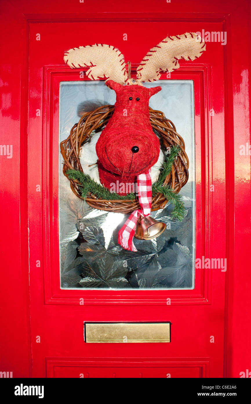 Navidad roja brillante puerta delantera con guirnalda de renos artesanal  Fotografía de stock - Alamy