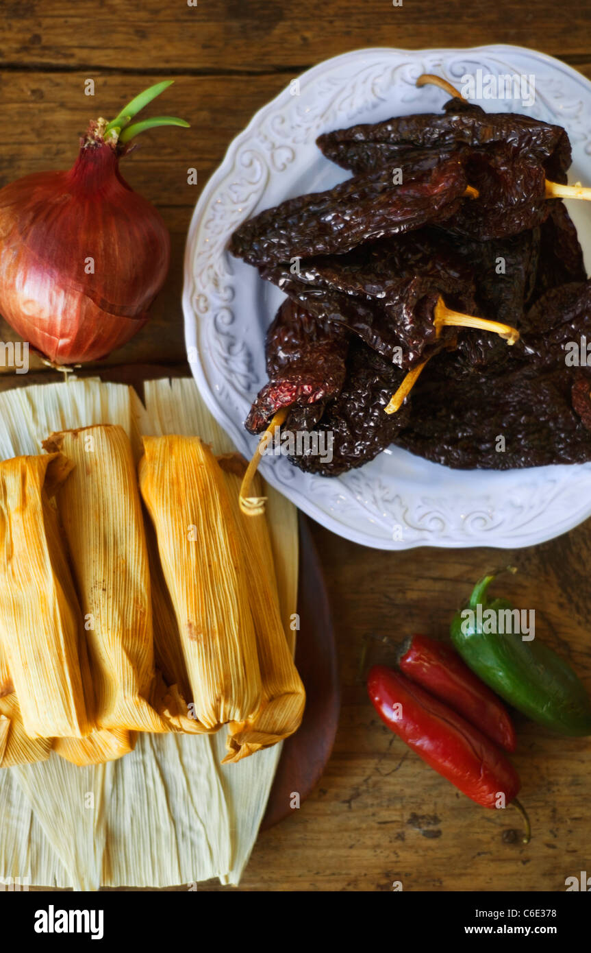 Tamales mexicanos, chilles, pimientos y jalapeños Foto de stock