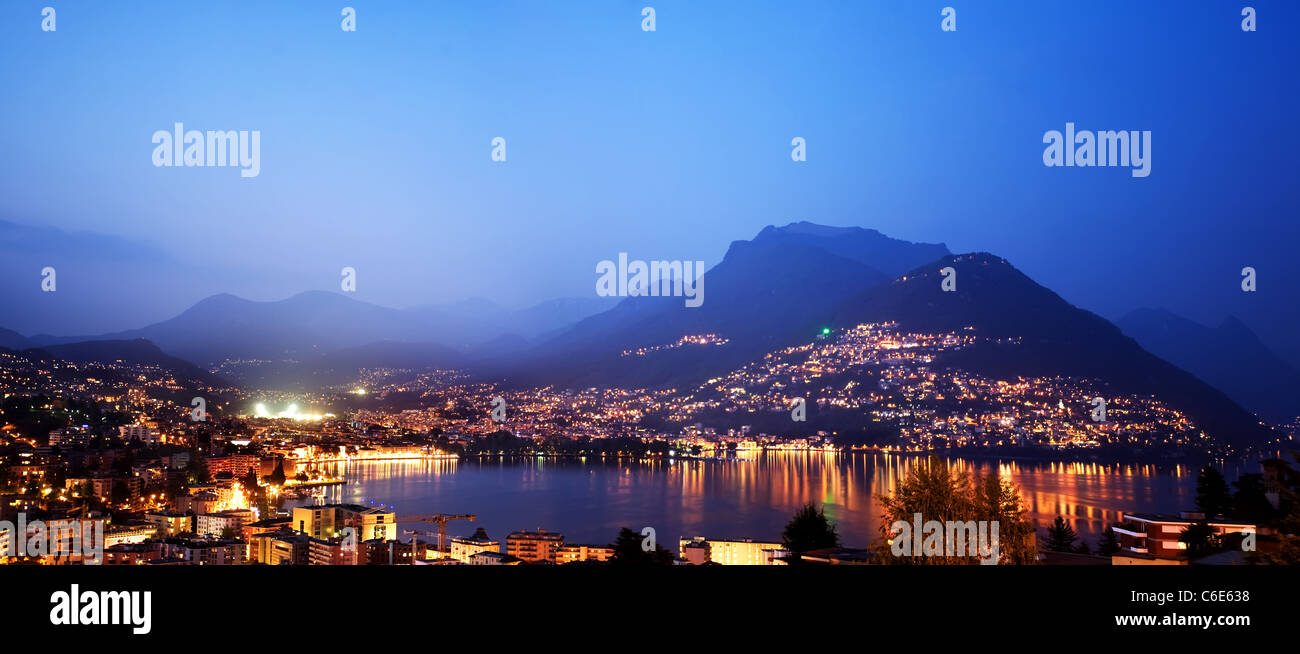 Vista panorámica de Lugano en la noche. Foto de stock