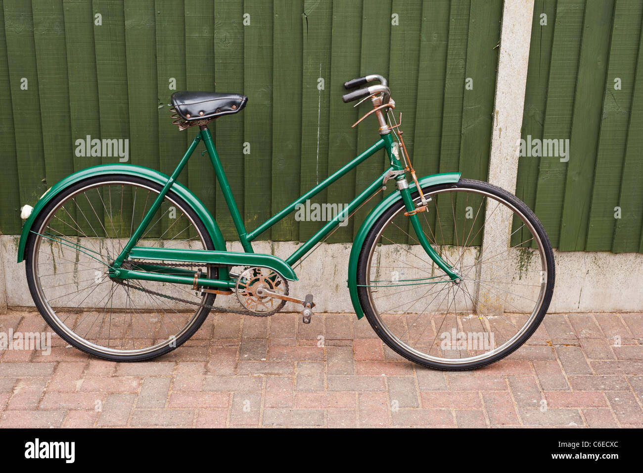 Ladys bicycle fotografías e imágenes de alta resolución - Alamy