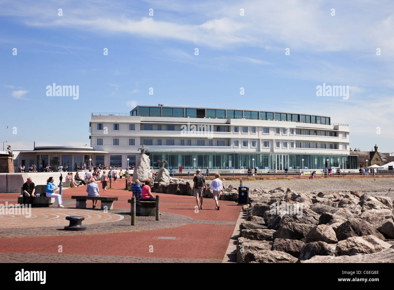Morecambe, Lancashire, Inglaterra, Reino Unido, Gran Bretaña, Europa. Art Deco Hotel Midland de lujo en primera línea de la playa de Seaside Resort Foto de stock