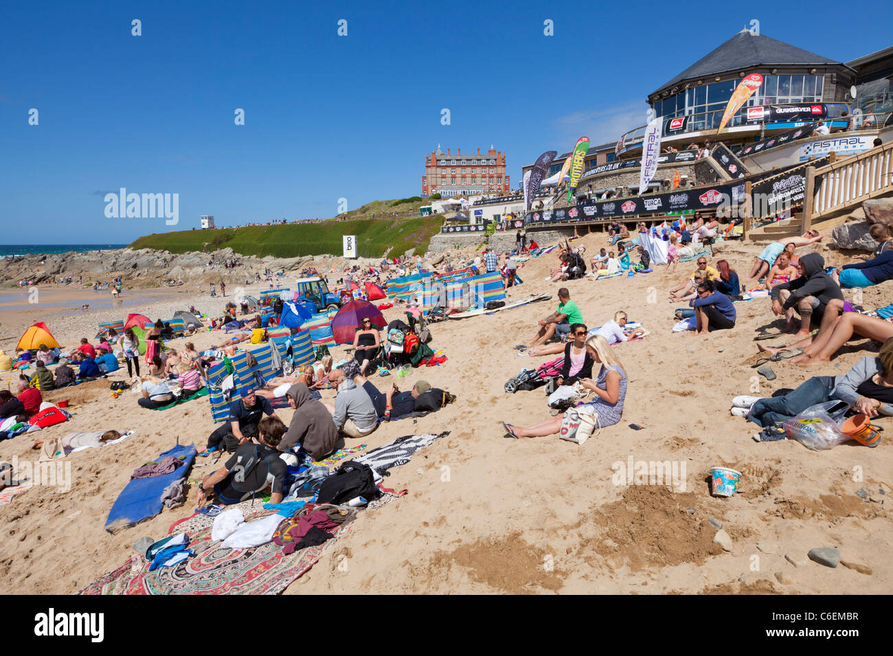 Las multitudes de turistas tomando el sol en la playa Fistral Newquay Cornwall Inglaterra GB Europa UE Foto de stock