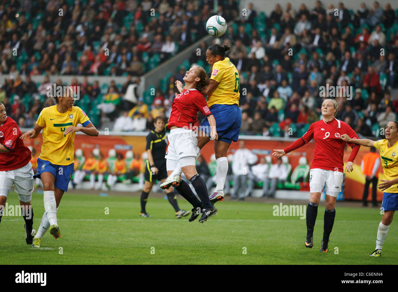 Madeleine Giske de Noruega (l) y Rosana de Brasil (r) saltar por el balón durante una Copa Mundial Femenina de la FIFA Partido Julio 3, 2011. Foto de stock