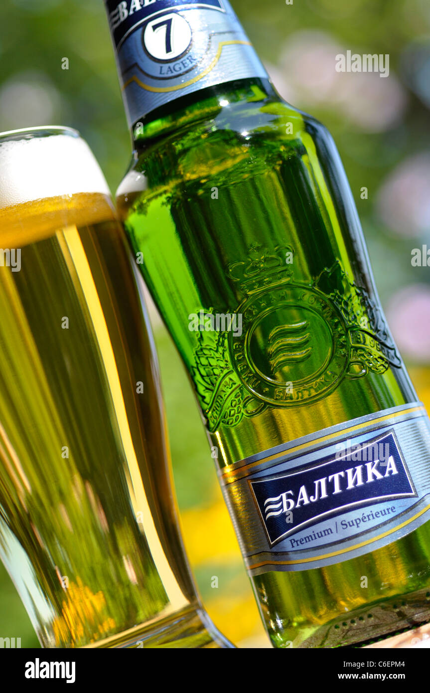 Vidrio y botellas de cerveza en Rusia / Lager, Baltika Foto de stock