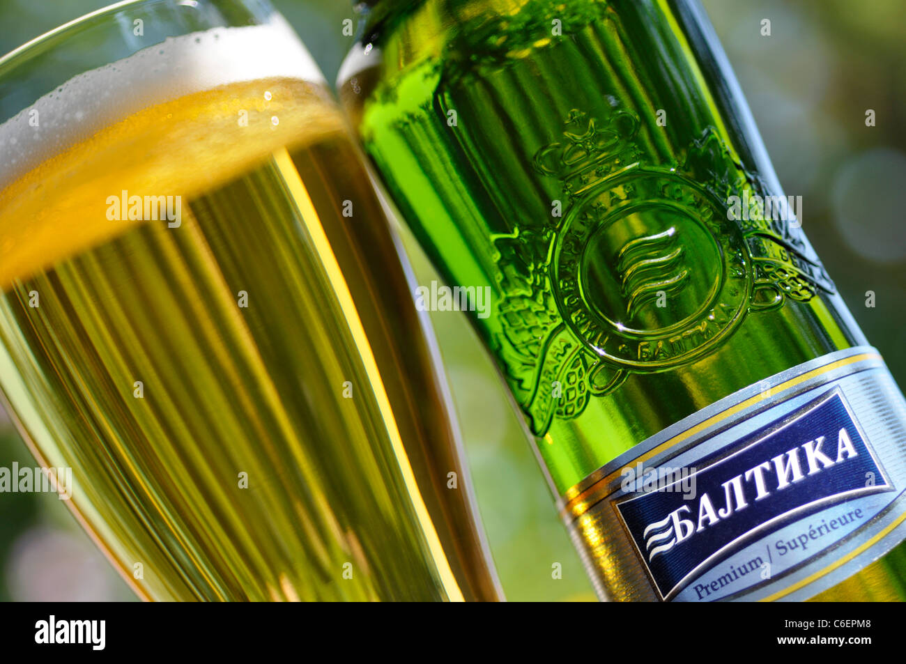 Vidrio y botellas de cerveza en Rusia / Lager, Baltika Foto de stock
