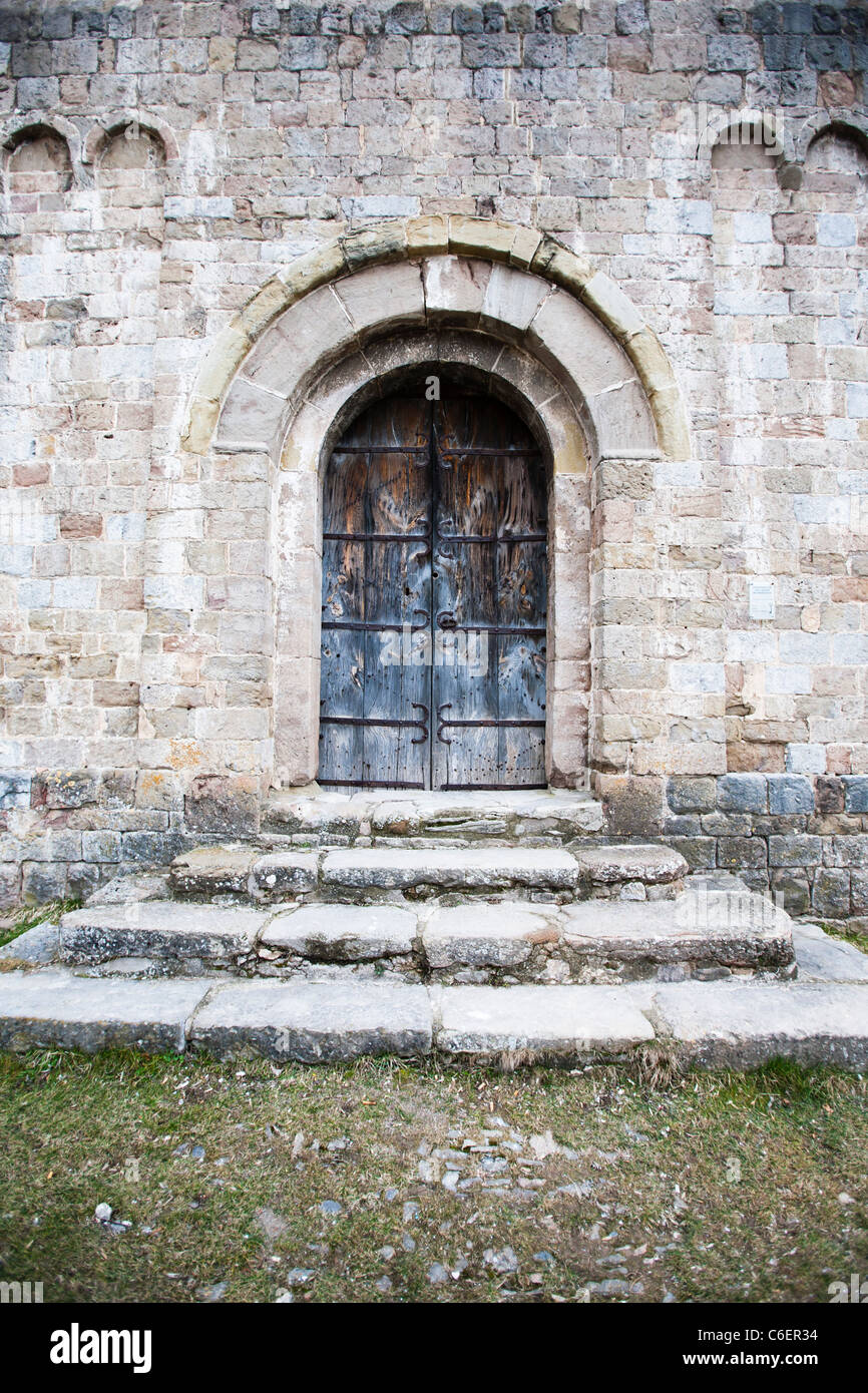Puerta principal de la iglesia de Sant Jaume de Frontanyá Foto de stock