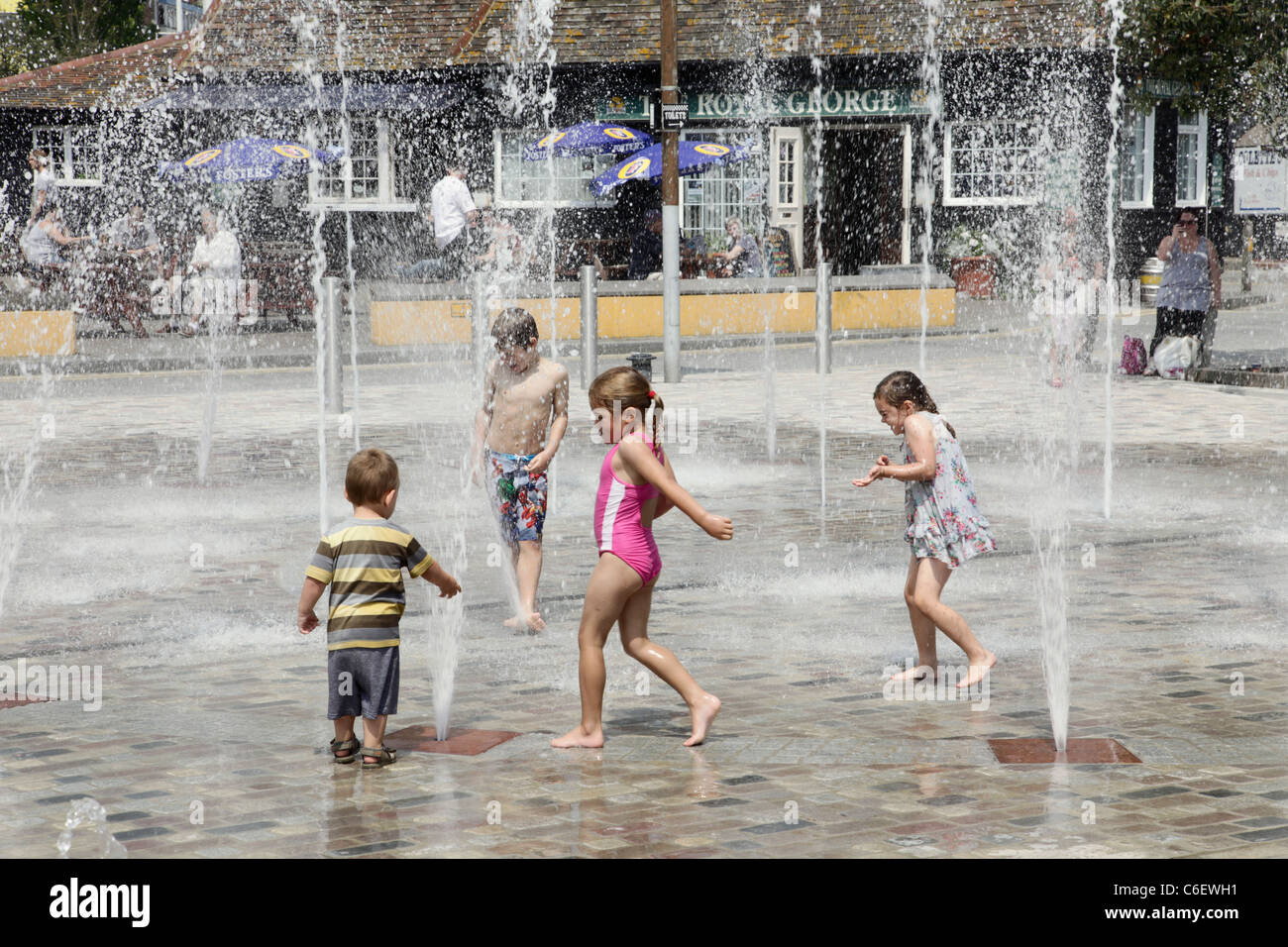Niños jugando en fuentes de agua Folkestone Kent Foto de stock