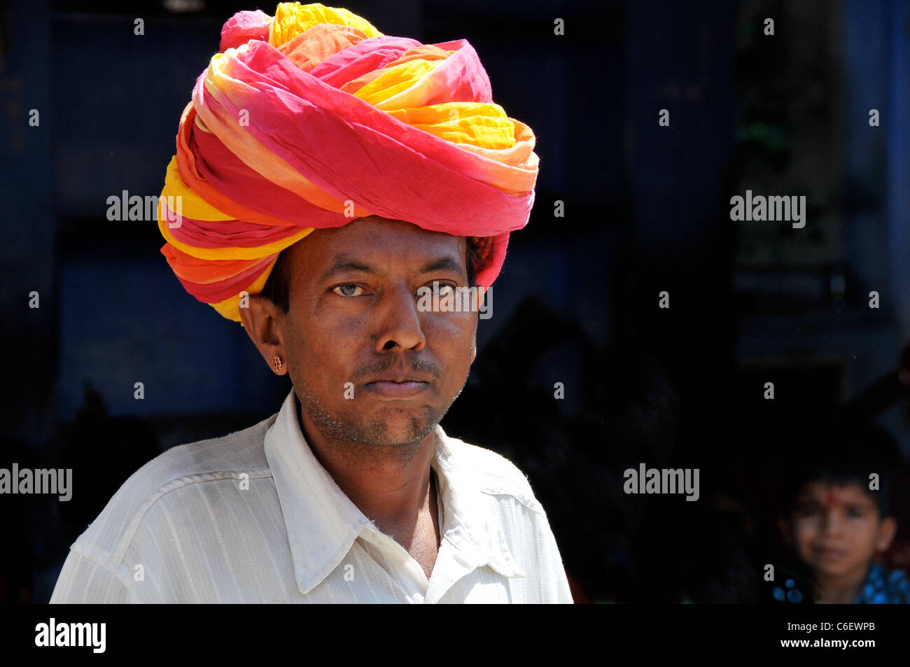 Hombre de retrato en brillante turbante Jojawar Rajastán India Foto de stock