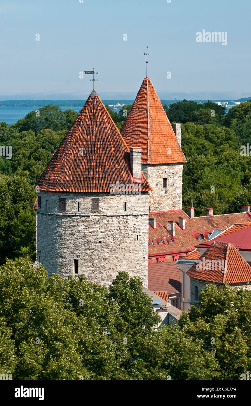 Torres medieval de Tallinn, Estonia Foto de stock