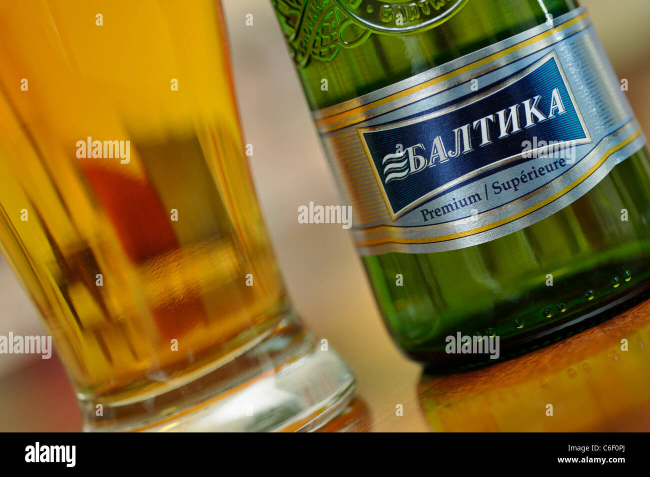 Primer plano de una botella de cerveza y vidrio, ruso / Cerveza Lager Baltika Foto de stock
