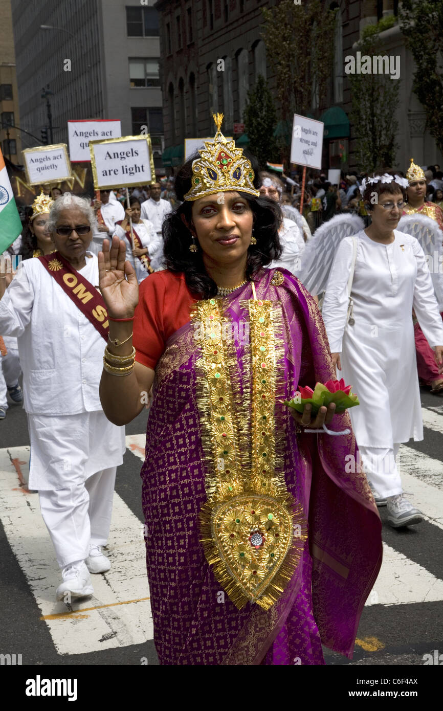 India: Desfile del Día de la Ciudad de NY: Miembros de Brahma Kumaris, organización mundial espiritual que tiene la meditación como un valor central Foto de stock