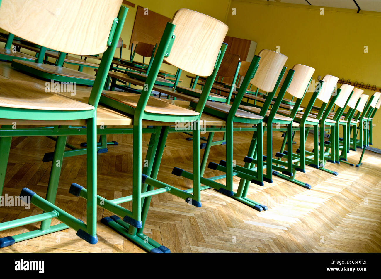 Klassenzimmer ohne Schüler; aulas sin alumnos Foto de stock