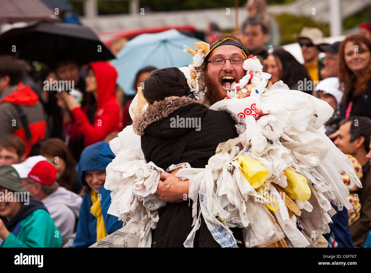 Cero residuos Freak Show en el abrazo al solsticio de verano desfile Foto de stock