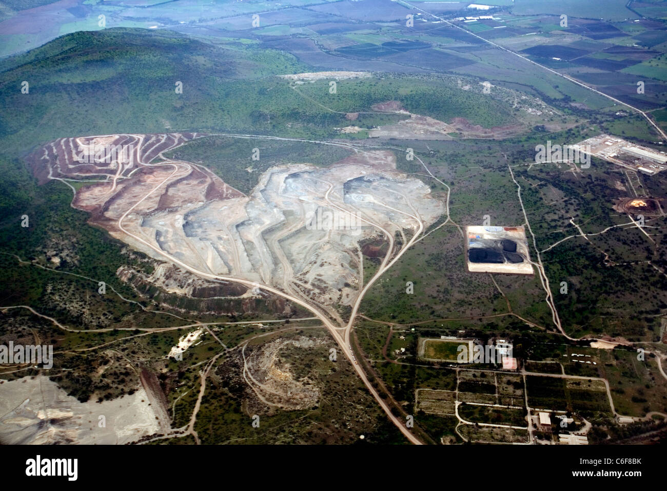 Vista aérea de un campo de minas con forma de corazón cerca de Santiago de Chile Foto de stock