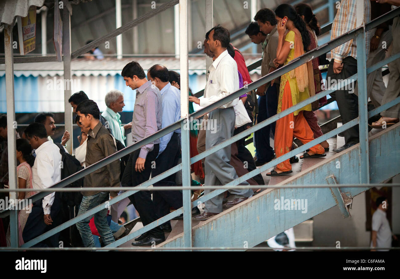 Las personas que se desplacen a trabajar en Mumbai, India Foto de stock