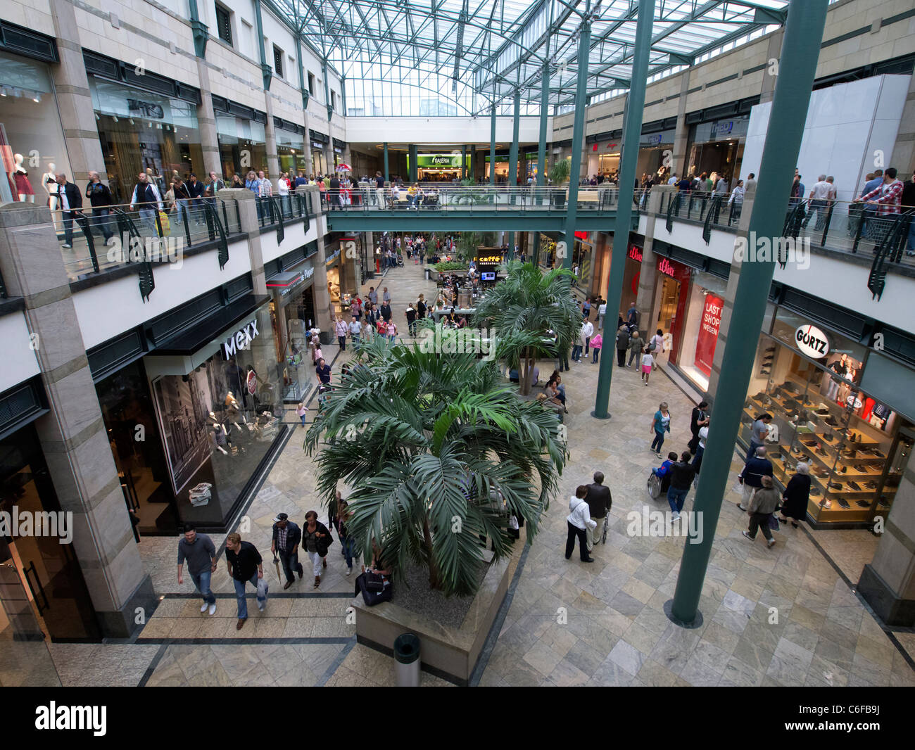 Interior del atrio en el Centro, uno de los más grandes de Europa shopping mall en Oberhausen, Alemania Foto de stock