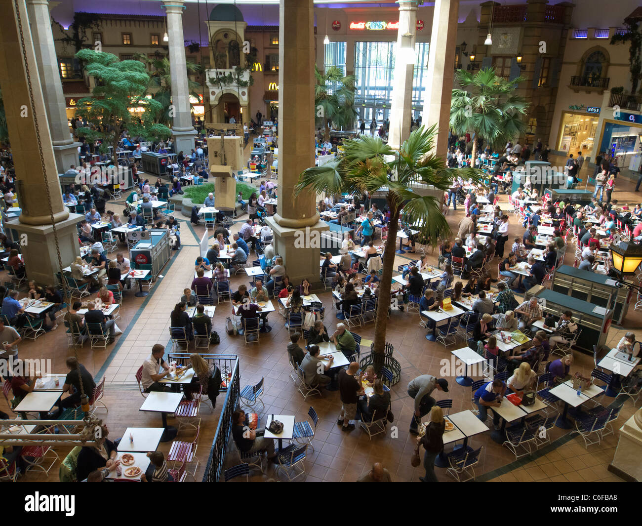 Ocupada food court en el Centro uno de los más grandes de Europa shopping mall en Oberhausen, Alemania Foto de stock