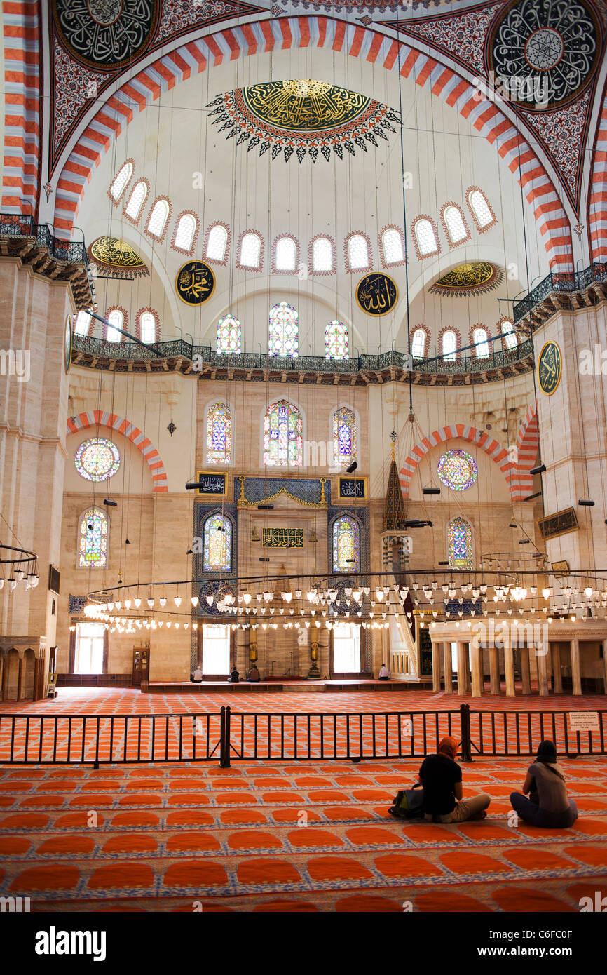 La Mezquita Suleymaniye (Mezquita imperial otomana) interior en Estambul, Turquía. Foto de stock