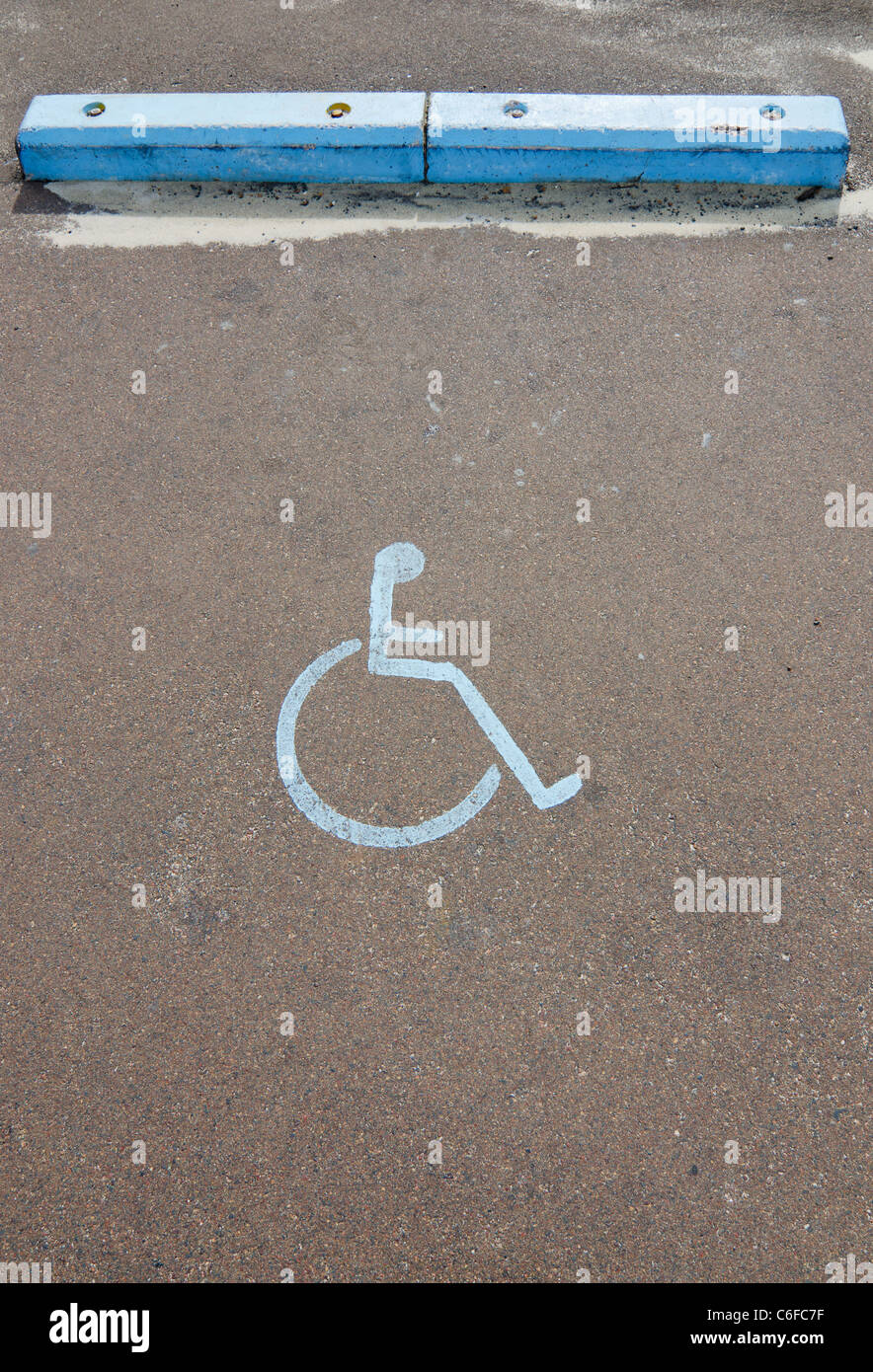 Símbolo de estacionamiento de discapacitados en un aparcamiento junto a la playa en Australia Foto de stock