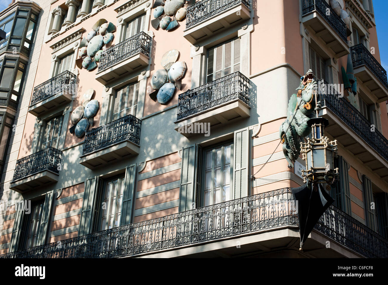 La Casa de paraguas o casa sombrillas en las Ramblas, en la ciudad de Fotografía de stock - Alamy