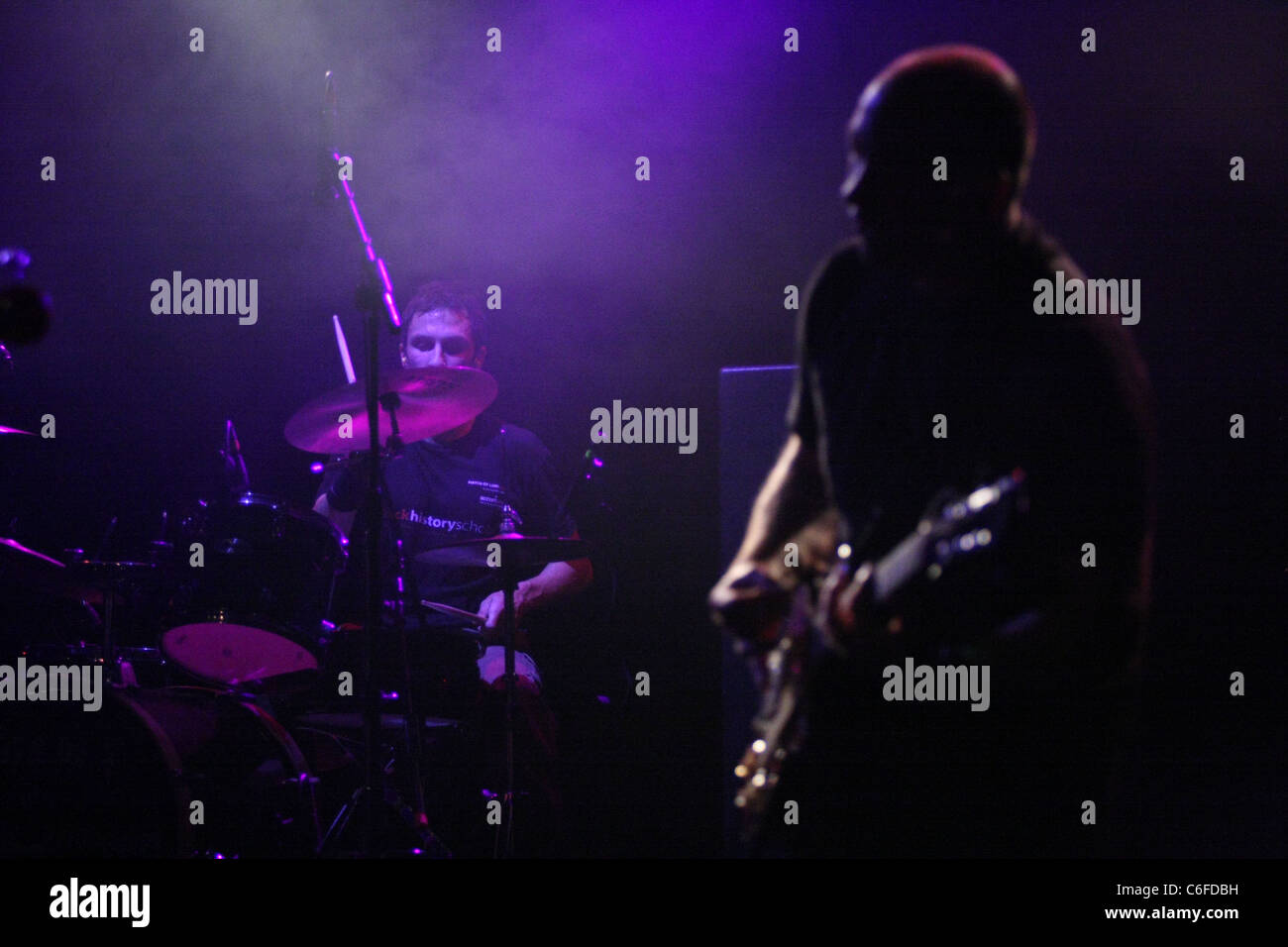 El guitarrista y el baterista de la Krimsons, realizando en HMV Forum en Londres Foto de stock