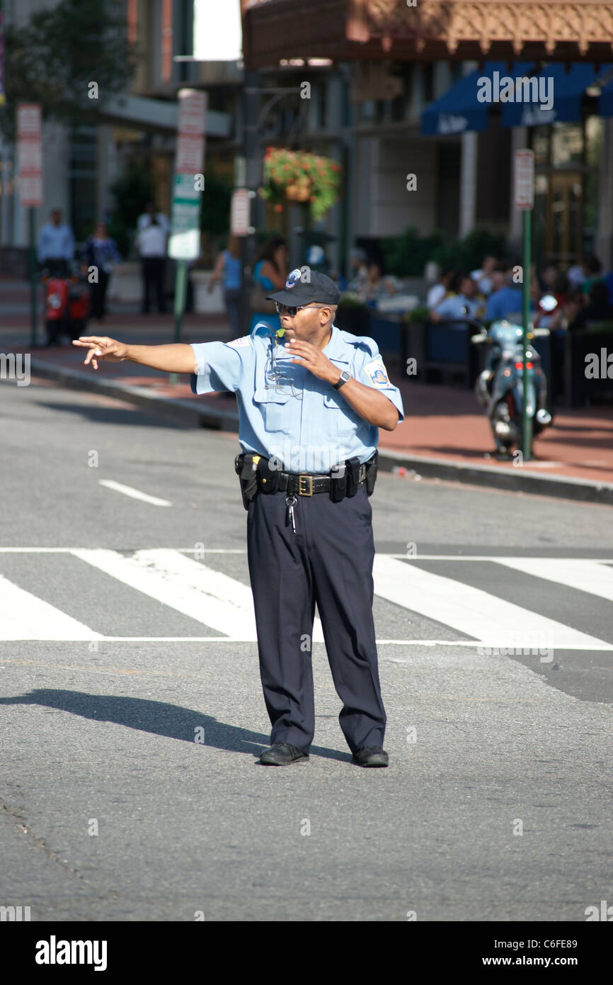 Mujer Policía dirigiendo el tráfico en la ciudad de Washington