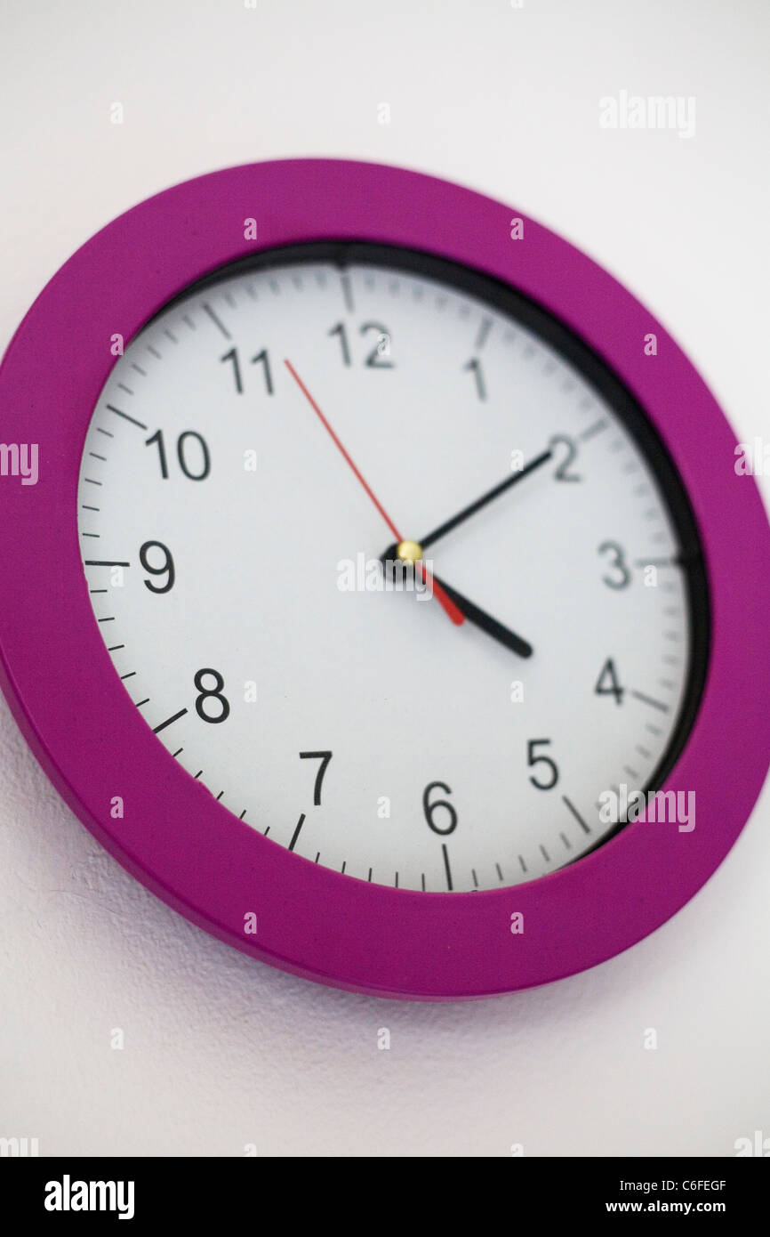 Un reloj que muestra la hora en los diez últimos cuatro. Foto de stock