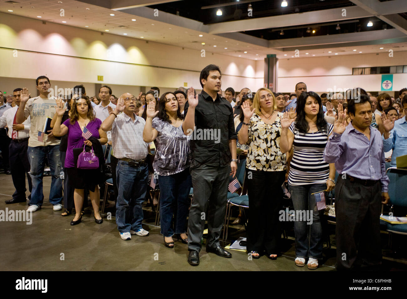 Los inmigrantes de diversas edades y nacionalidades el juramento de la ciudadanía de los Estados Unidos en Los Angeles. Foto de stock