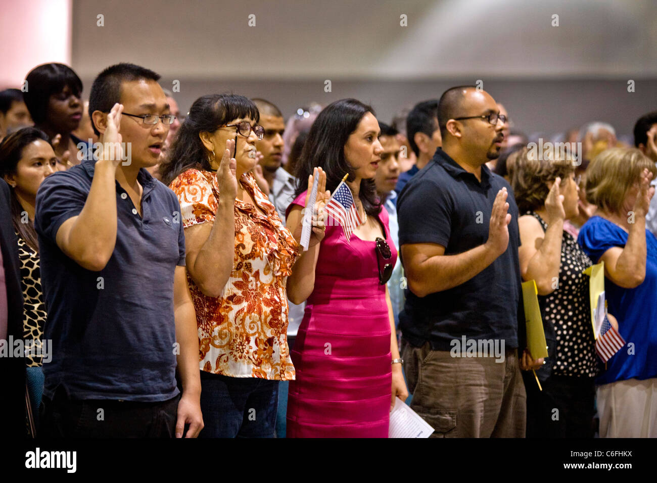 Los inmigrantes de diversas edades y nacionalidades el juramento de la ciudadanía de los Estados Unidos en Los Angeles. Foto de stock